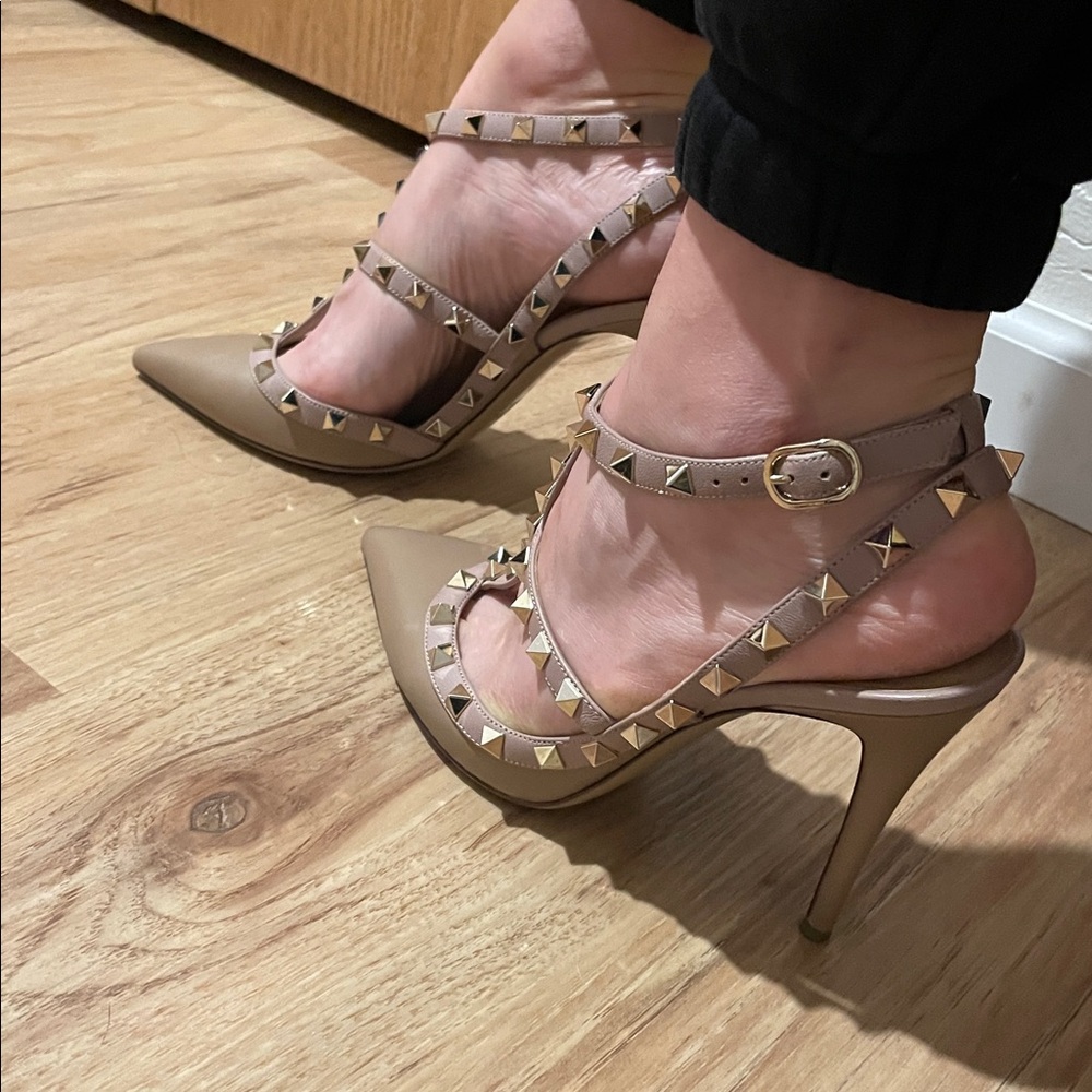 Classic Valentino Garavani Rockstud ankle strap pump Nude color size 39